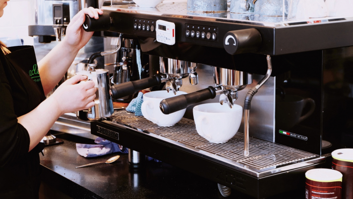 Descubra qual é a cafeteira industrial ideal para o seu negócio e tenha o café do seu cliente sempre na mão