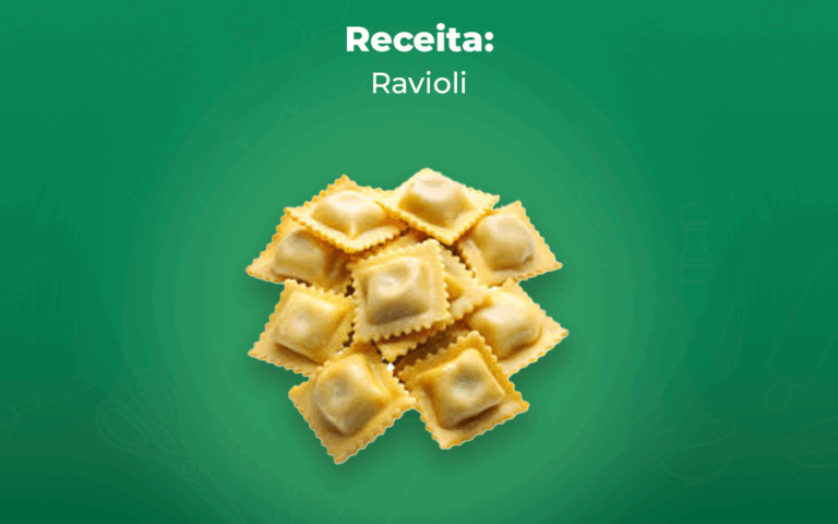 Raviólis quadrados de massa amarela empilhados sobre um fundo verde com o texto "Receita: Ravioli" na parte superior.