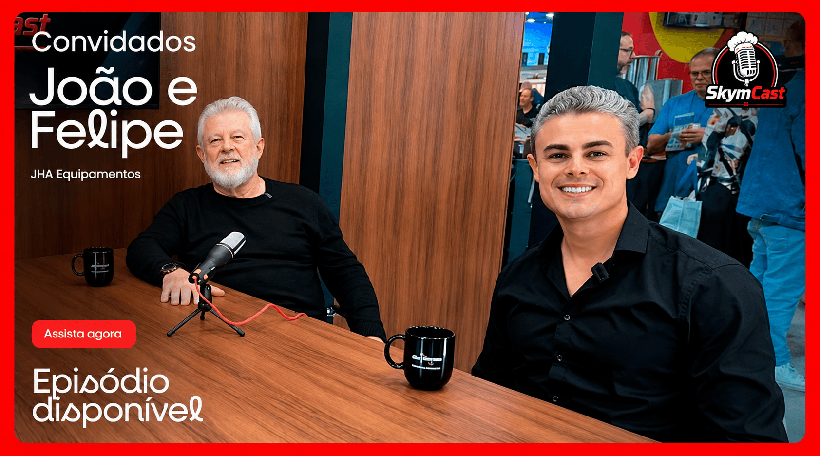 João e Felipe, da JHA Equipamentos, participam do podcast SkymCast, sentados à mesa com microfones. Episódio disponível para assistir.